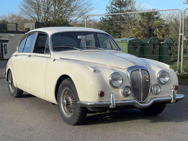 1967 Daimler V8-250
