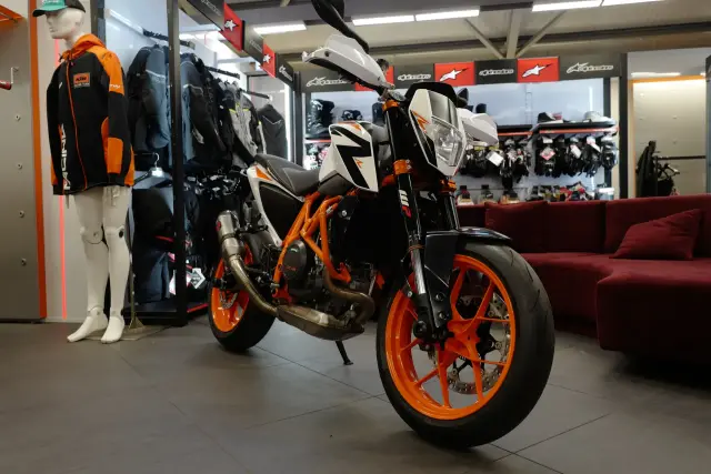 2025 KTM 690 Duke R