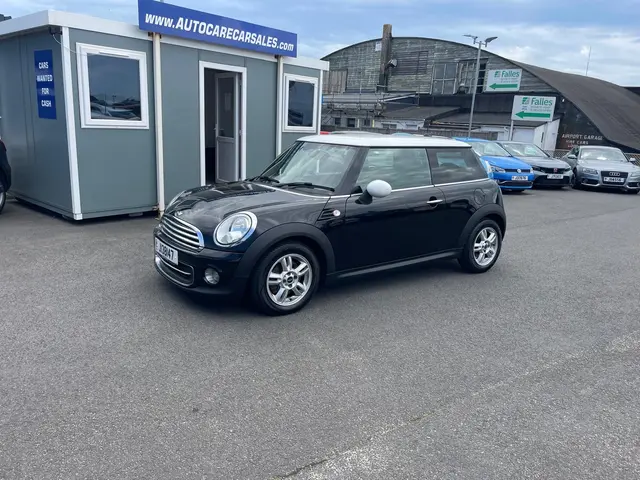 Mini Cooper 1.6 Auto 3DR Chili Pack Navigation Bluetooth Our Price £5995