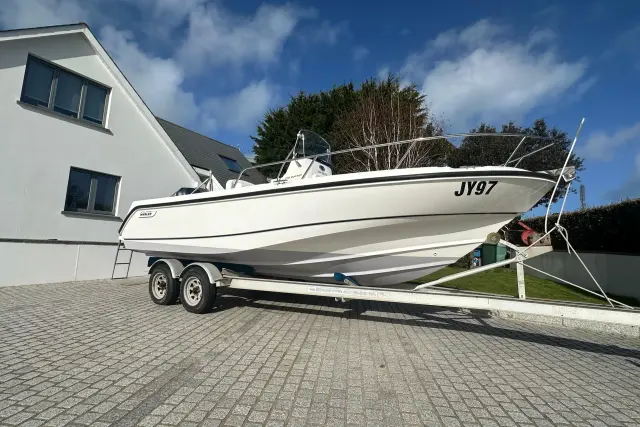 2005 Boston Whaler 210 Outrage