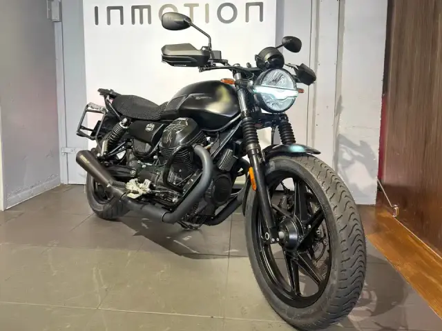 Moto Guzzi V7 Stone